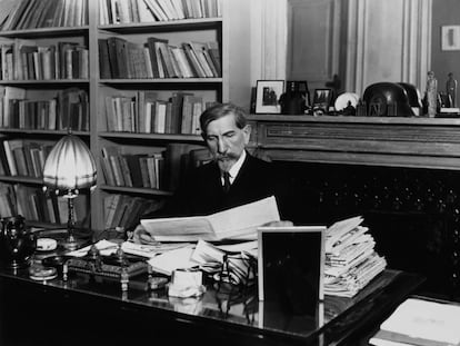 Charles Maurras, en su despacho en febrero de 1932.