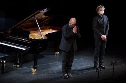 Florian Boesch y Justus Zeyen agradecen los aplausos del público tras su interpretación de 'Winterreise'.