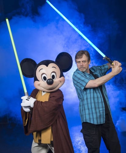 El actor Mark Hamill volvió a sacar la espada láser de Luke Skywalker para posar junto a un Mickey Mouse caracterizado como un jedi de 'Star Wars' en junio de 2014.