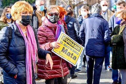 Varias personas participan en una concentración frente a la Delegación del Gobierno en Cantabria, el pasado 18 de diciembre, en Santander.