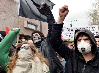Un grupo de jóvenes durante la manifestación contra la reforma laboral celebrada en Rennes (Francia), el 31 de marzo de 2016.
