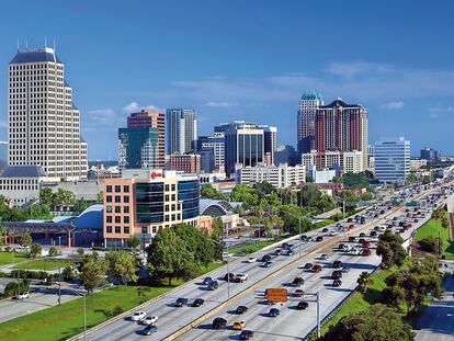 El 'skyline' del centro de Orlando (Florida) emerge alrededor de la Interestatal 4, la autopista que vertebra la urbe.