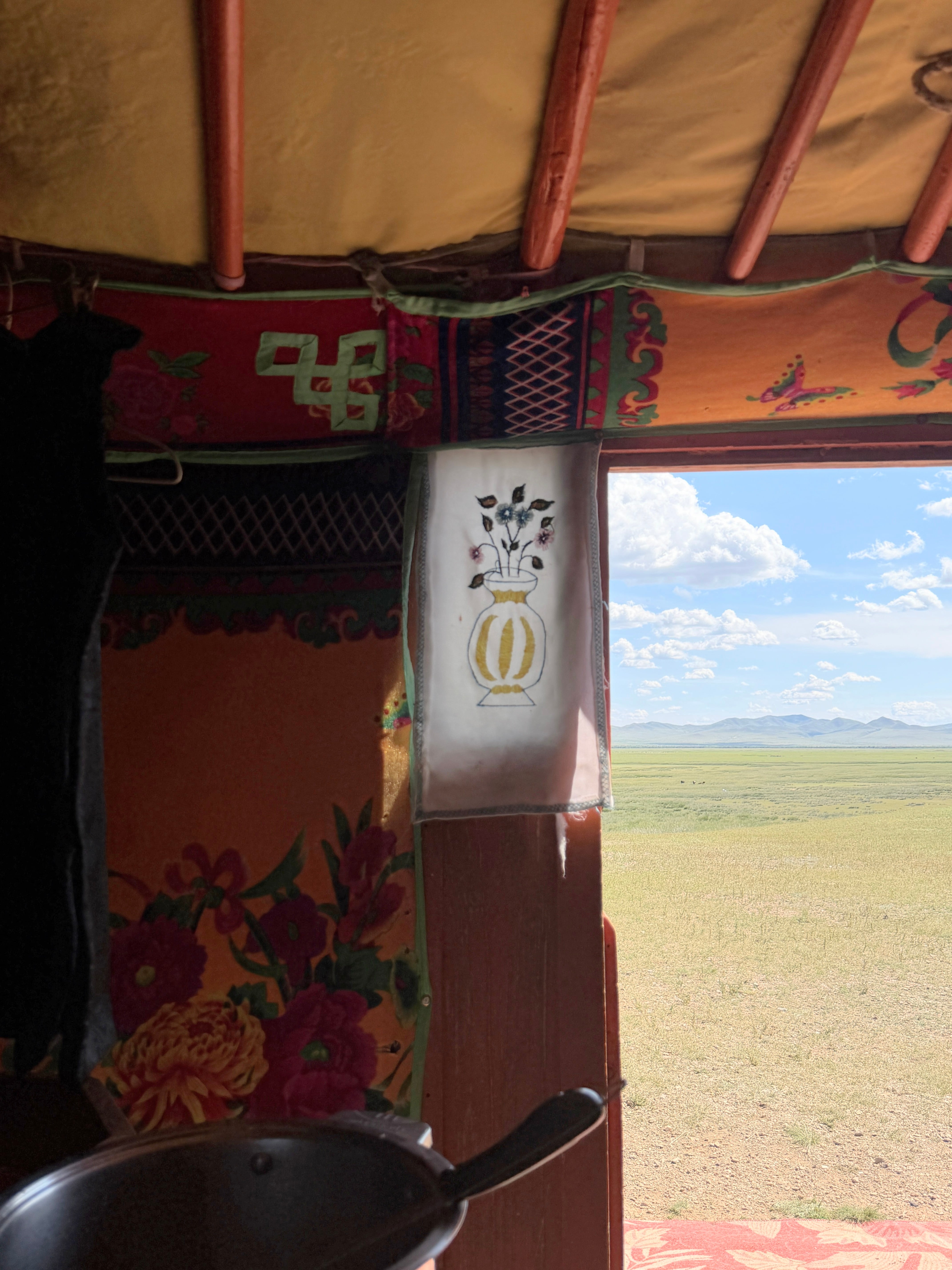 Vistas del paisaje desde el interior del 'ger' de Shuurai Oyunchimeg, el 21 de agosto en la provincia de Töv (Mongolia).