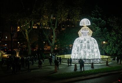 Este año 11 millones de bombillas led distribuidas por 230 emplazamientos de los 21 distritos iluminarán la capital. Con un presupuesto de 3,6 millones de euros, el Ayuntamiento celebra el alumbrado de este año como “las luces de la reactivación”, tras un año y medio de pandemia. En la foto, una menina gigante en el Paseo del Prado.