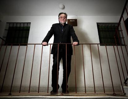 El candidato del PSOE a la alcaldia de Madrid, Pepu Hernández, en una de las zonas mas humildes del barrio de Villaverde en Madrid.