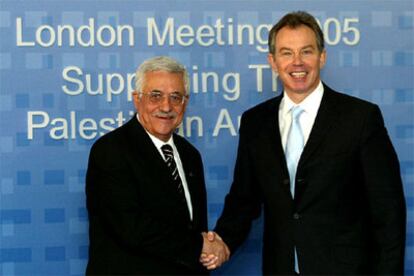 Abbas y Blair se saludan a su llegada a la reunin en Londres.