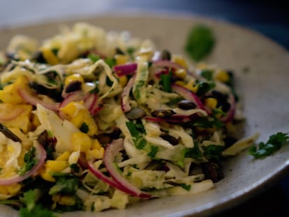 Ensalada de col con maíz y pepitas