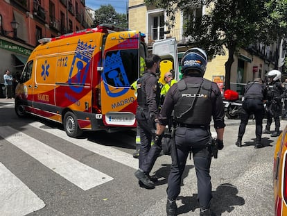 Policías y efectivos del Samur, en la agresión de la calle Toledo.