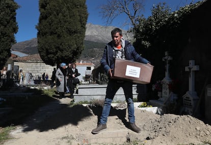 Familiares de los fusilados de Cuevas del Valle entierran en el cementerio de la localidad los restos tras ser rescatados de una fosa común e identificados con una prueba de ADN.