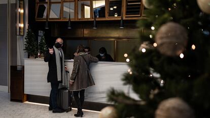 Dos turistas hacen el check-in en el hotel Calderón de Barcelona.