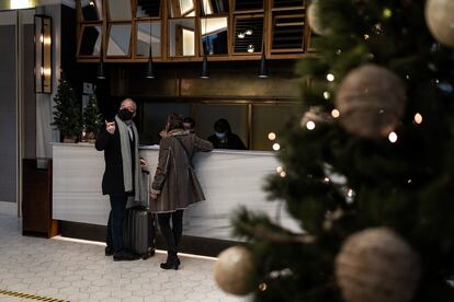 Dos turistas hacen el check-in en el hotel Calderón de Barcelona.