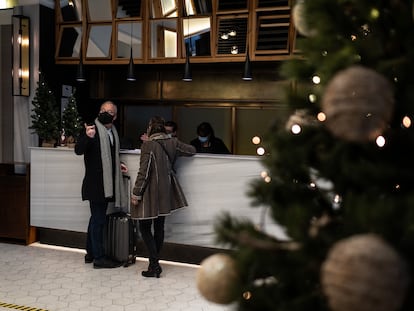 Dos turistas hacen el check-in en el hotel Calderón de Barcelona.