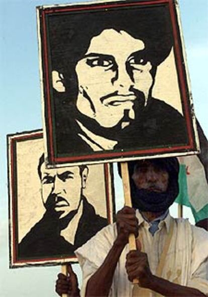 Un saharaui sostiene un cartel con uno de sus líderes el pasado día 21.

/ EFE