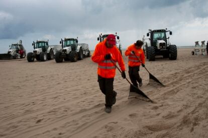 Trabajos de limpiza de las playas de Castelldefels (Barcelona).
