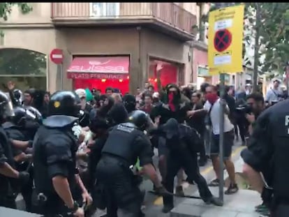 Los Mossos cargando contra miembros encapuchados de los CDR