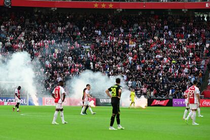 Bengalas cayendo al campo durante el partido entre el Ajax y el Feyernood.