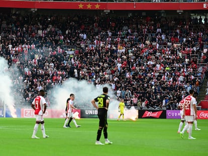 Bengalas cayendo al campo durante el partido entre el Ajax y el Feyernood.