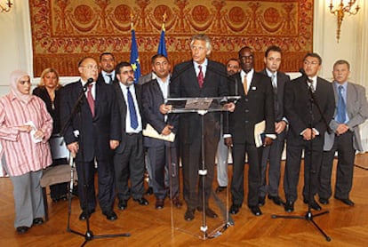 El ministro del Interior, Dominique de Villepin, junto a los miembros del Consejo  del Culto Musulmán, en París.