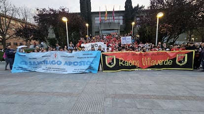 Concentración frente a la Junta Municipal de Viilaverde del CD Santiago Apostol y el Racing de Villaverde