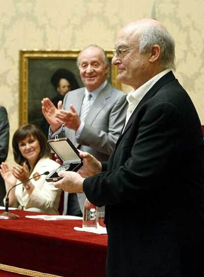 Luis Gordillo, tras recibir el Premio Velázquez de manos del Rey, que aplaude en presencia de la ministra Carmen Calvo.
