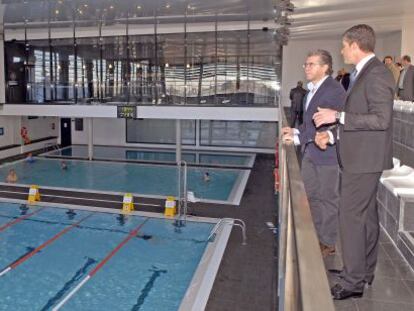 Francisco Granados y el alcalde Carlos Alberto Estrada en la inauguración del centro acuático municipal, de 6.000 metros, en 2011.