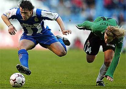 Sergio y Diego Mateo corren tras el balón.