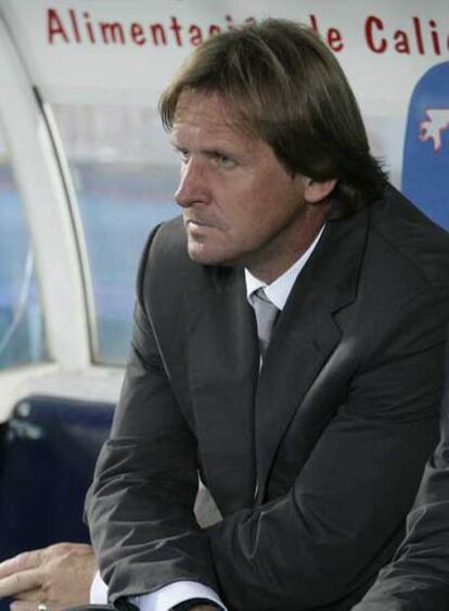 Bernd Schuster, preocupado en el banquillo.