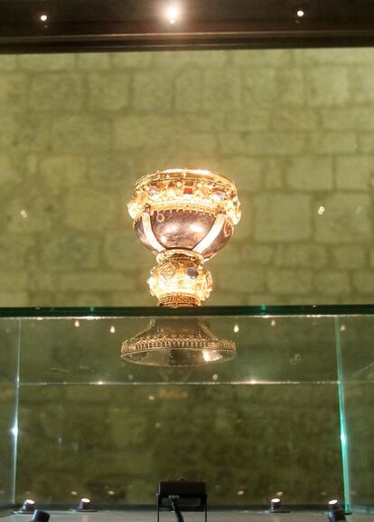 Una sala alberga el cáliz de doña Urraca, quizás la pieza más icónica del museo. De origen romano, fue redecorado en el siglo Xi con amatistas, esmeraldas y zafiros, entre otras piedras preciosas.