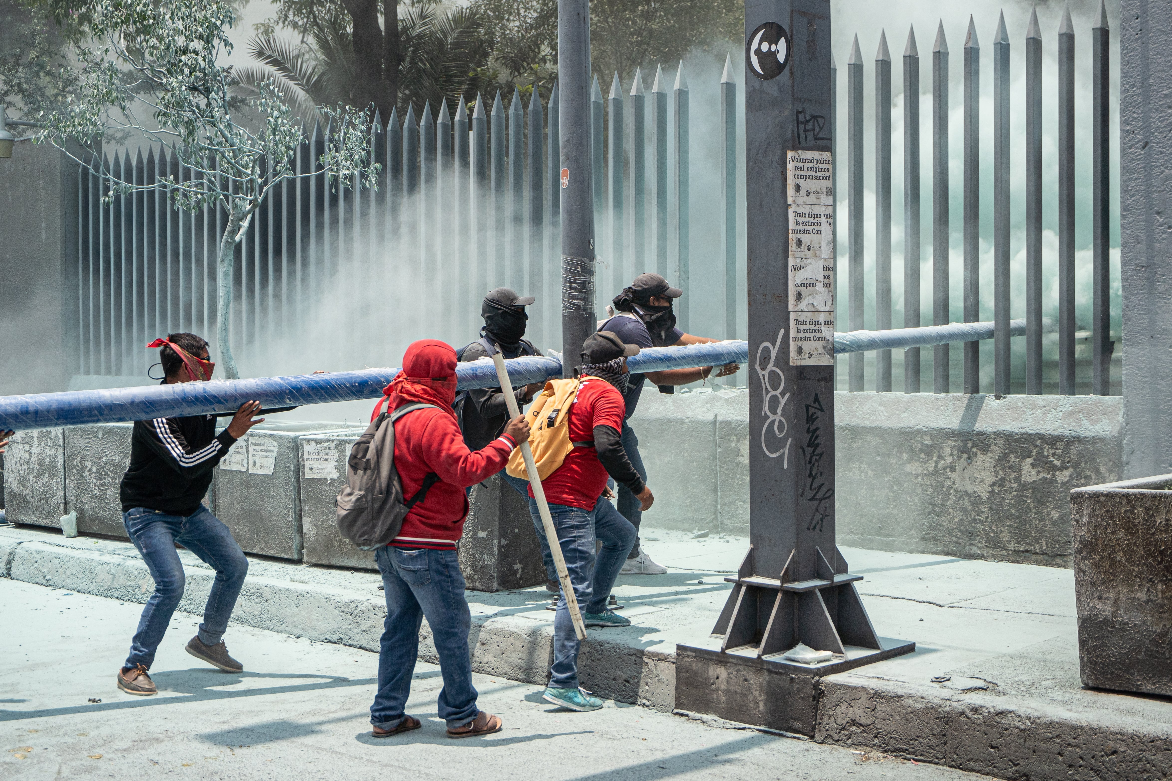 Las protestas de maestros y colectivos acorralan a