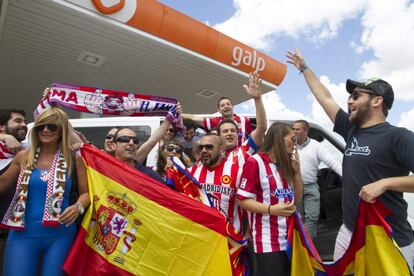  Aficionados del Atlético de Madrid y del Real Madrid paran en la estación de Servicio Las Bóvedas, en Badajoz, antes de entrar en Portugal camino de Lisboa.