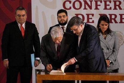 López Obrador firma un decreto para poner fin a las condonaciones fiscales.