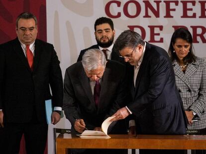 López Obrador firma un decreto para poner fin a las condonaciones fiscales.