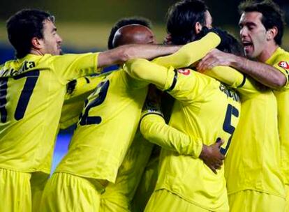 Los jugadores del Villarreal celebran el primer gol.