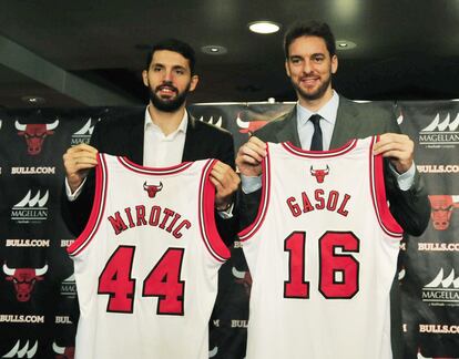 18 de julio de 2014; Chicago, EE. UU .; Los nuevos jugadores de Chicago Bulls, Nikola Mirotic y Pau Gasol posan para las fotos después de una conferencia de prensa en el United Center.