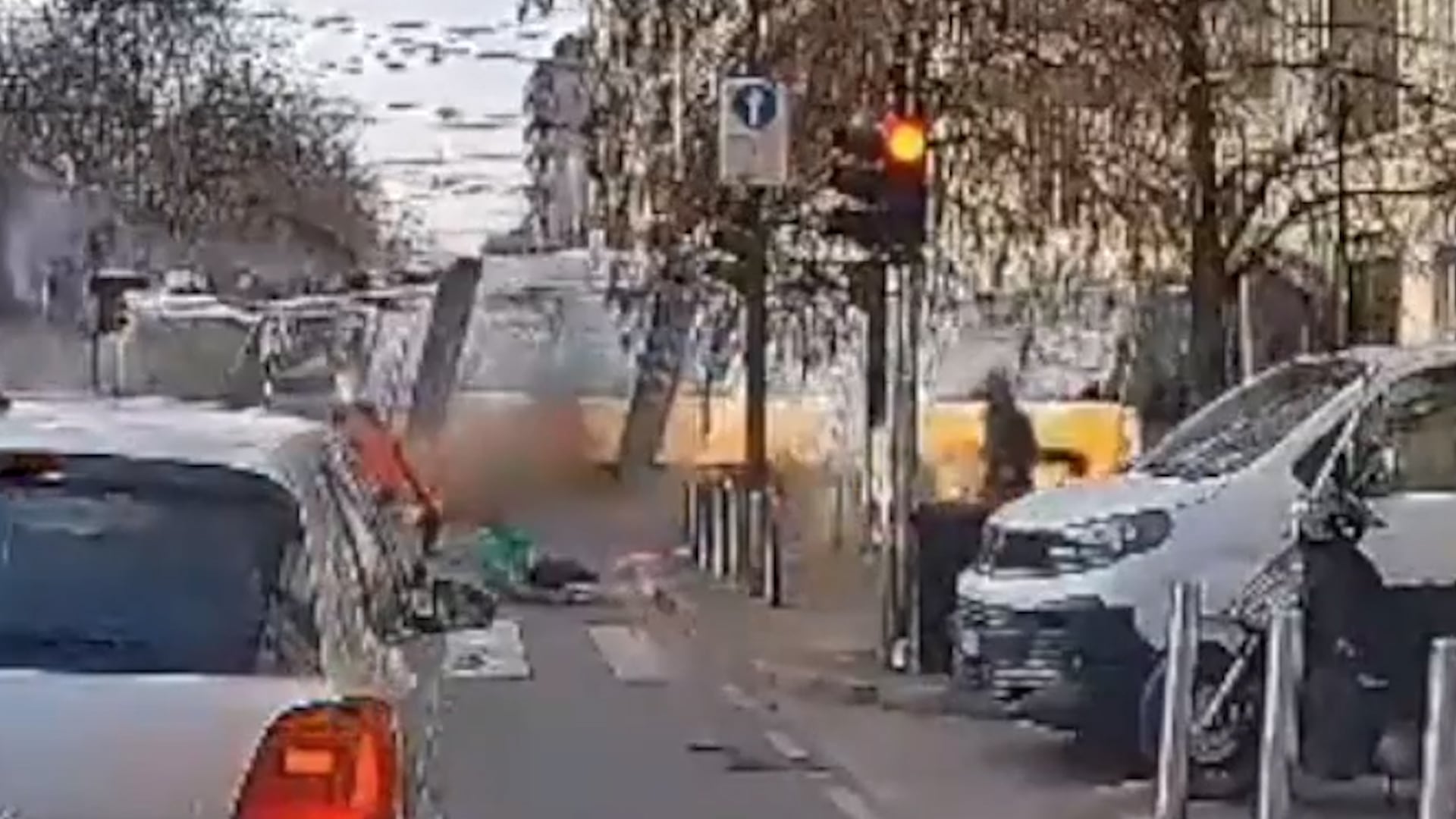 El momento en que un tranvía descarrila en Milán y deja varios muertos y 40 heridos