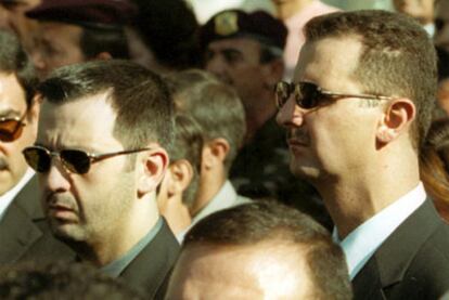Bachar el Asad (derecha), junto a su hermano Maher en el funeral de su padre, en 2000.