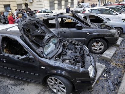 Vehículos quemados en la calle de José Montgrell de Valencia.