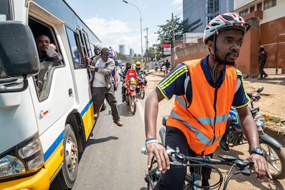 Victor Gitau Gichini en su bicicleta eléctrica.