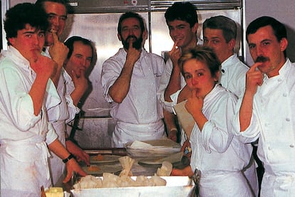 Un joven Karlos Arguiñano, en el centro de la foto, afirmó, en la edición de 1988, que el Salón de Gourmets "iba a más. Está cogiendo un tono muy importante y su nombre suena ya como cualquiera de los europeos". En aquella edición 12 jóvenes chefs participaro en el I Campeonato de España de Cocineros (que sigue celebrándose en el Salón de Gourmets). Ganó el mallorquín Koldo Royo (cuarto por la derecha) con un cordero relleno de dátiles y riñones al vinagre de miel.