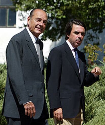 Chirac y Aznar pasean por la finca de Quintos de Mora antes de reunirse.