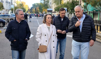 Desde la izquierda, los dirigentes populares Elías Bendodo, Cuca Gamarra, Rafael Hernando y Estebán González Pons, a su llegada a la manifestación celebrada este sábado en Madrid.