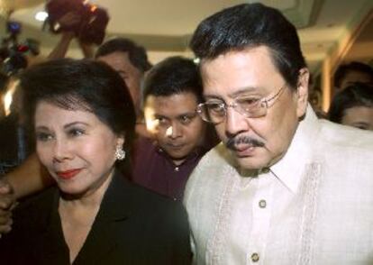 Joseph Estrada, acompañado de su esposa y su hijo, ayer en el Tribunal de Manila.