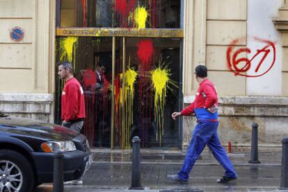 Sede de la Confederación Empresarial Valenciana, con las puertas llenas de pintura.