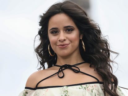 La cantante y actriz Camila Cabello en la Semana de la Moda de París el 3 de octubre de 2021.