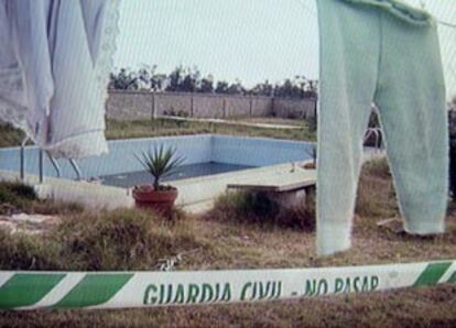Imagen de la piscina donde se ha encontrado a la niña, precintada por la Guardia Civil.