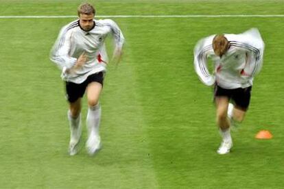 Kehl, Huth y Schweinsteiger, durante el entrenamiento de ayer de la selección alemana.