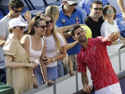 El serbio Novak Djokovic se hace una fotografía con sus admiradoras tras vencer a Viktor Troicki en su partido del torneo Adria Tour que se disputa en Belgrado (Serbia).