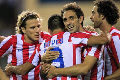 Reyes celebra un gol con Forlán, Juanfran y Tiago.