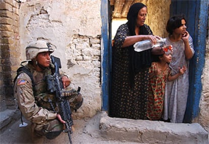 Un soldado estadounidense aguarda a las puertas de una casa en Bagdad durante una redada el pasado junio.