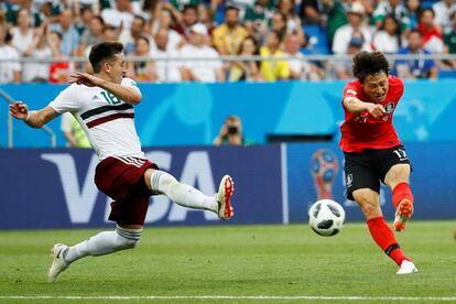 Lee Jae-sung chuta la pelota para marcar el único gol de la selección de Corea del Sur.